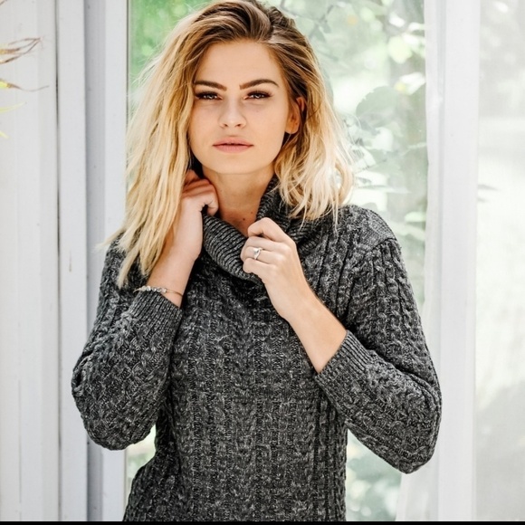 Gray long-sleeve turtleneck sweater… - Picture 4 of 8